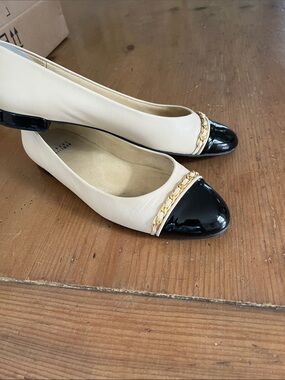 Stuart Weitzman spectacular flats with gold chain stunning 9. 1/2 euc